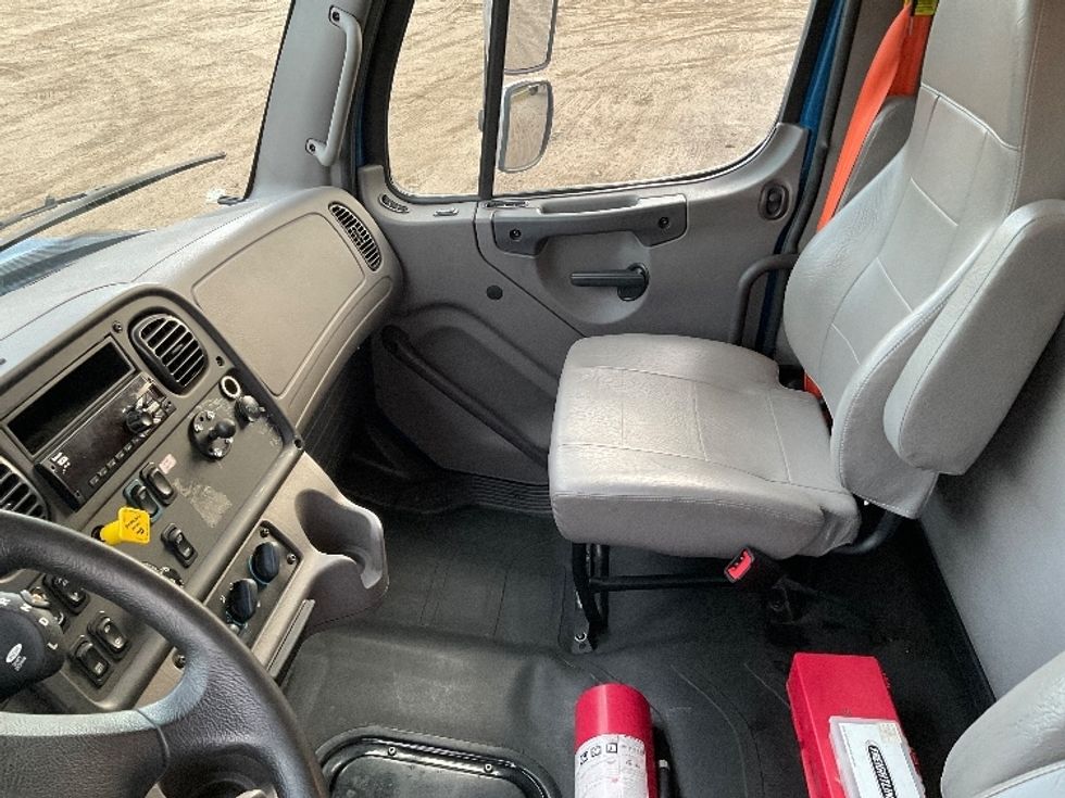 Medium Duty Box Truck-Light and Medium Duty Trucks-Freightliner-2020-M211264S-Londonderry-NH-164,461\n\t\tmiles-$ 95,000 - Image 19