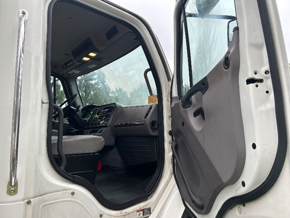 Medium Duty Box Truck-Light and Medium Duty Trucks-Freightliner-2020-M211264S-Mebane-NC-153,303\n\t\tmiles-$ 91,500 - Image 20