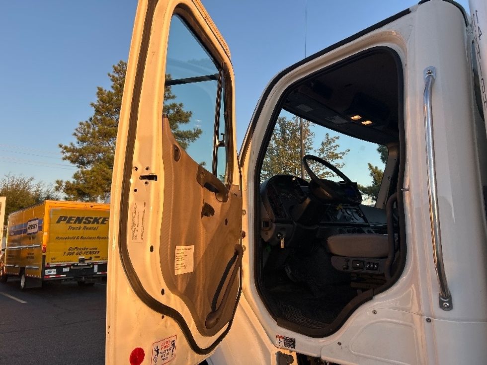 Medium Duty Box Truck-Light and Medium Duty Trucks-Freightliner-2020-M211264S-Olive Branch-MS-322,394\n\t\tmiles-$ 80,500 - Image 16