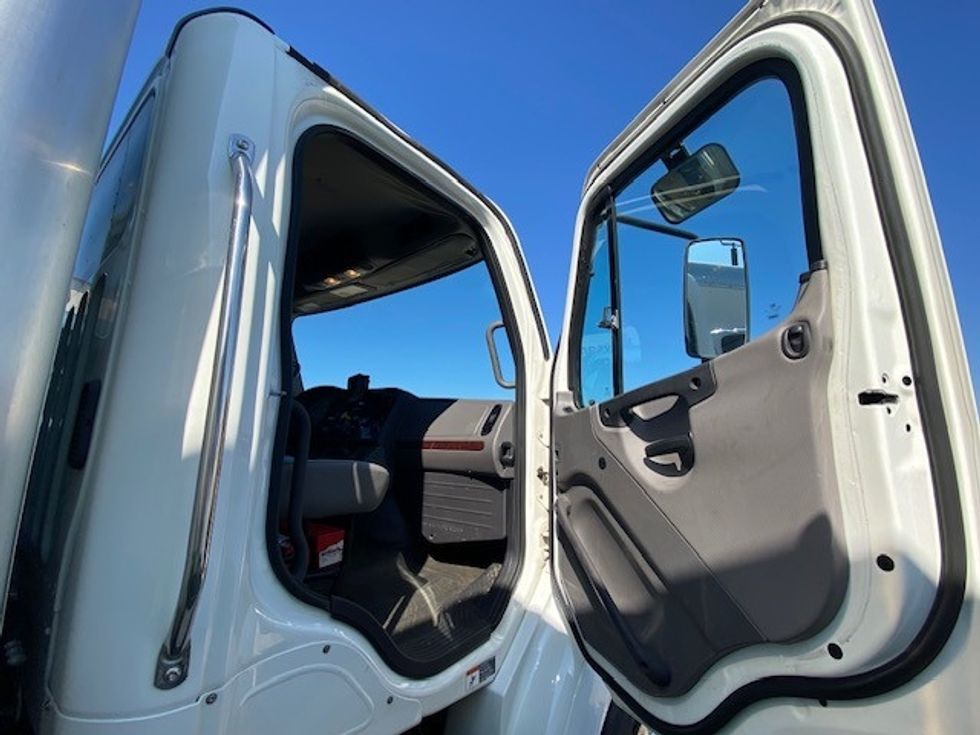 Medium Duty Box Truck-Light and Medium Duty Trucks-Freightliner-2020-M211264S-Olive Branch-MS-322,394\n\t\tmiles-$ 80,500 - Image 20