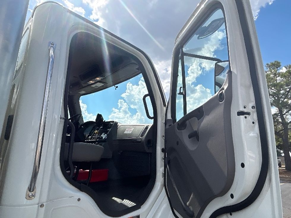 Medium Duty Box Truck-Light and Medium Duty Trucks-Freightliner-2020-M211264S-Olive Branch-MS-331,118\n\t\tmiles-$ 80,250 - Image 18