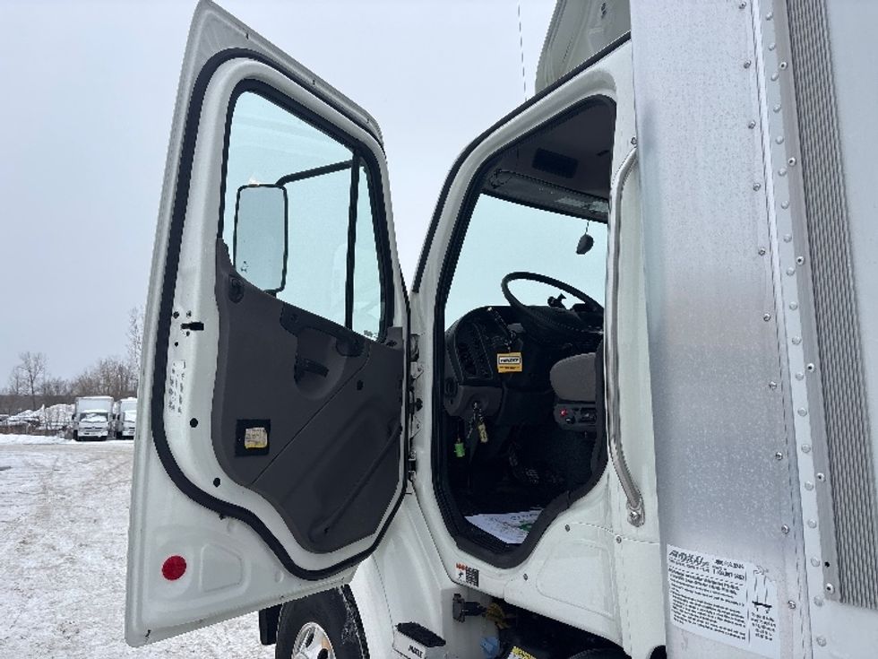 Medium Duty Box Truck-Light and Medium Duty Trucks-Freightliner-2020-M211264S-Ottawa-ON-390,662\n\t\tkm-$ 120,250 - Image 16