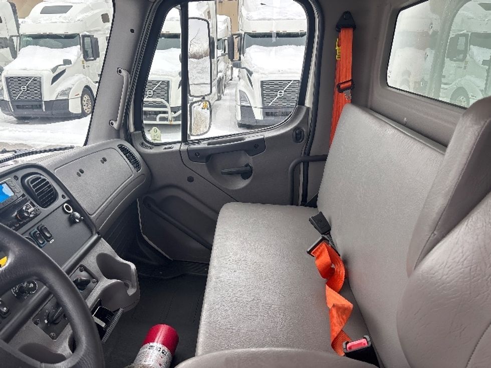 Medium Duty Box Truck-Light and Medium Duty Trucks-Freightliner-2020-M211264S-Ottawa-ON-390,662\n\t\tkm-$ 120,250 - Image 19