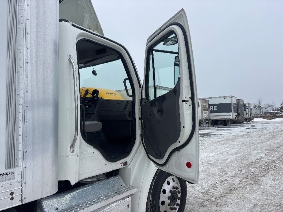 Medium Duty Box Truck-Light and Medium Duty Trucks-Freightliner-2020-M211264S-Ottawa-ON-390,662\n\t\tkm-$ 120,250 - Image 20