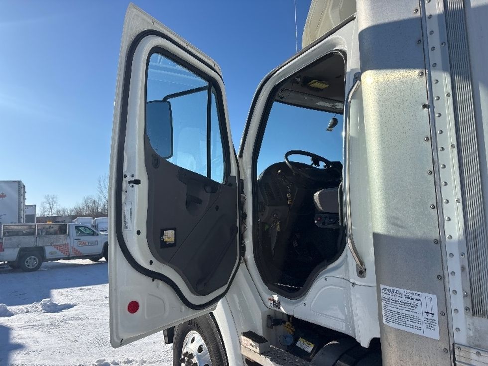 Medium Duty Box Truck-Light and Medium Duty Trucks-Freightliner-2020-M211264S-Ottawa-ON-430,101\n\t\tkm-$ 119,000 - Image 15