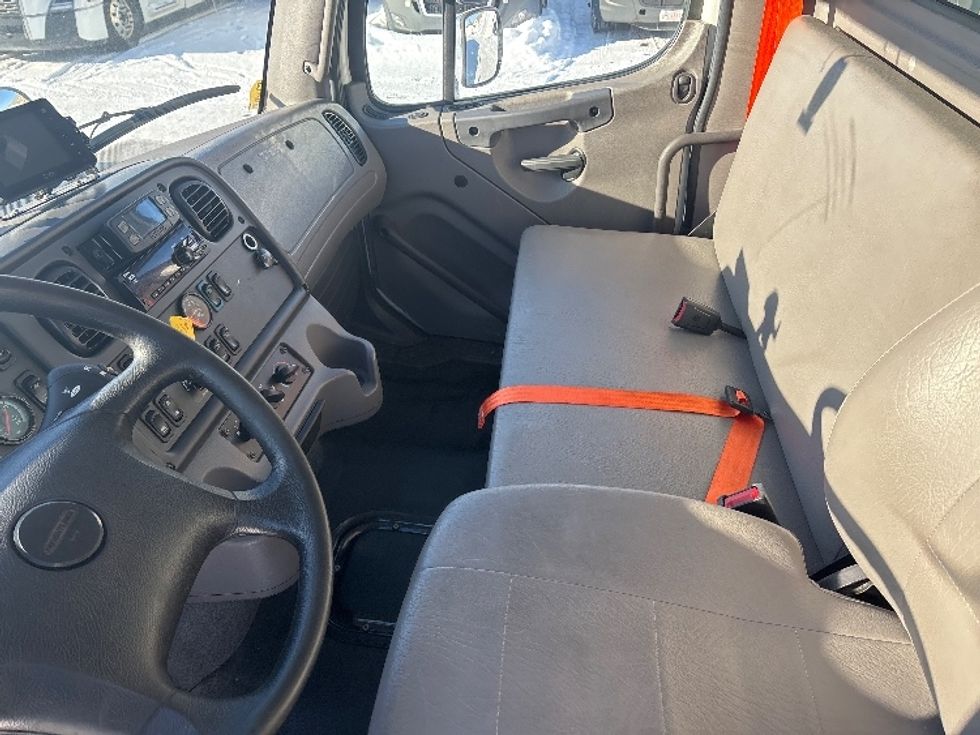 Medium Duty Box Truck-Light and Medium Duty Trucks-Freightliner-2020-M211264S-Ottawa-ON-430,101\n\t\tkm-$ 119,000 - Image 18