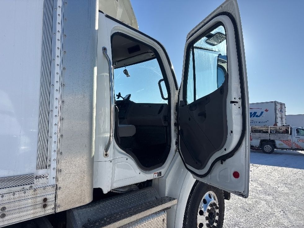 Medium Duty Box Truck-Light and Medium Duty Trucks-Freightliner-2020-M211264S-Ottawa-ON-430,101\n\t\tkm-$ 119,000 - Image 19