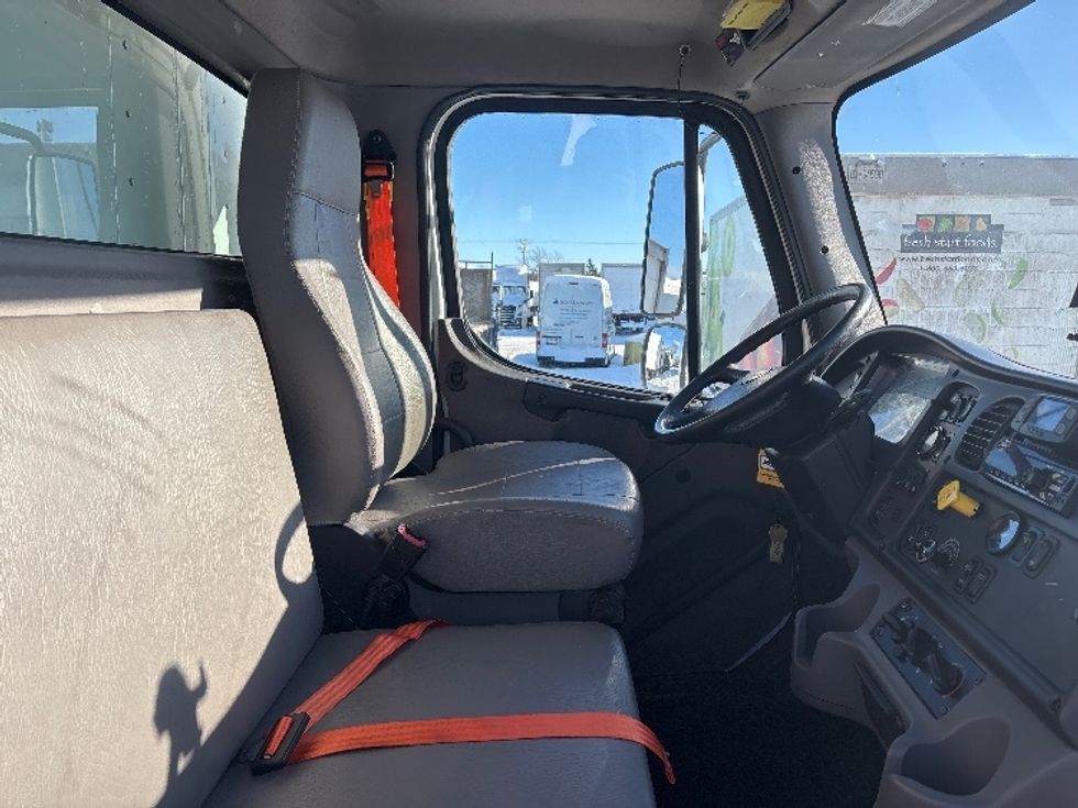 Medium Duty Box Truck-Light and Medium Duty Trucks-Freightliner-2020-M211264S-Ottawa-ON-430,101\n\t\tkm-$ 119,000 - Image 21