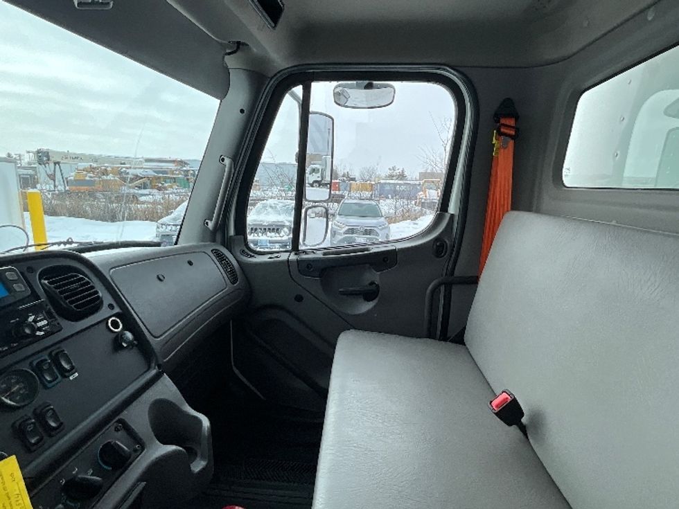 Medium Duty Box Truck-Light and Medium Duty Trucks-Freightliner-2020-M211264S-Ottawa-ON-440,775\n\t\tkm-$ 118,500 - Image 18