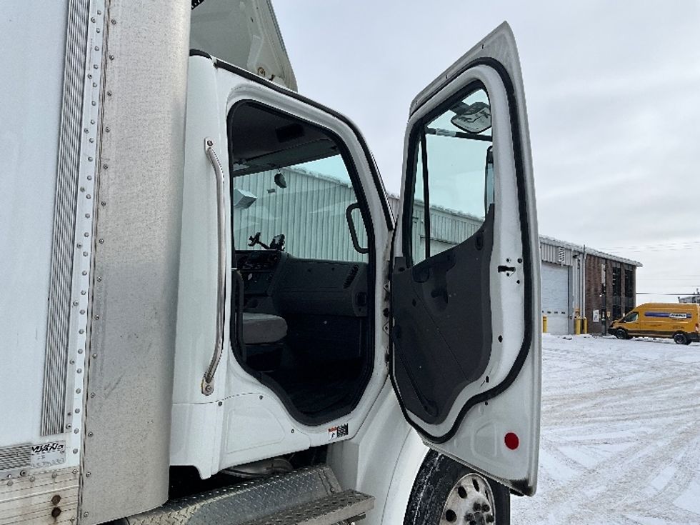 Medium Duty Box Truck-Light and Medium Duty Trucks-Freightliner-2020-M211264S-Ottawa-ON-440,775\n\t\tkm-$ 118,500 - Image 19