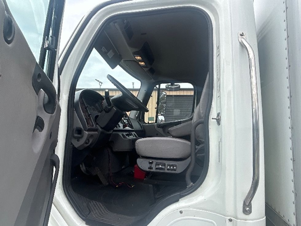Medium Duty Box Truck-Light and Medium Duty Trucks-Freightliner-2020-M211264S-Portland-OR-276,240\n\t\tmiles-$ 81,750 - Image 16