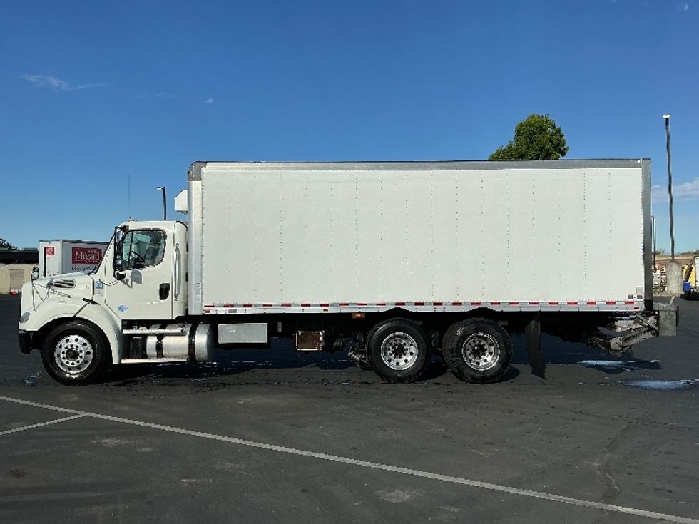 Medium Duty Box Truck-Light and Medium Duty Trucks-Freightliner-2020-M211264S-Sacramento-CA-325,527\n\t\tmiles-$ 84,500 - Image 4