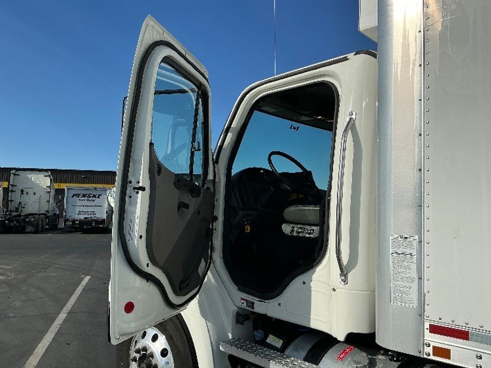 Medium Duty Box Truck-Light and Medium Duty Trucks-Freightliner-2020-M211264S-Sacramento-CA-325,527\n\t\tmiles-$ 84,500 - Image 16