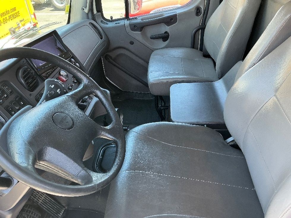 Medium Duty Box Truck-Light and Medium Duty Trucks-Freightliner-2020-M211264S-Sacramento-CA-325,527\n\t\tmiles-$ 84,500 - Image 17
