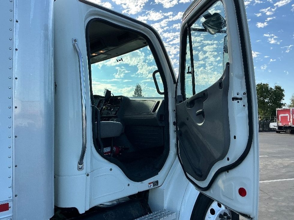 Medium Duty Box Truck-Light and Medium Duty Trucks-Freightliner-2020-M211264S-Sacramento-CA-325,527\n\t\tmiles-$ 84,500 - Image 20