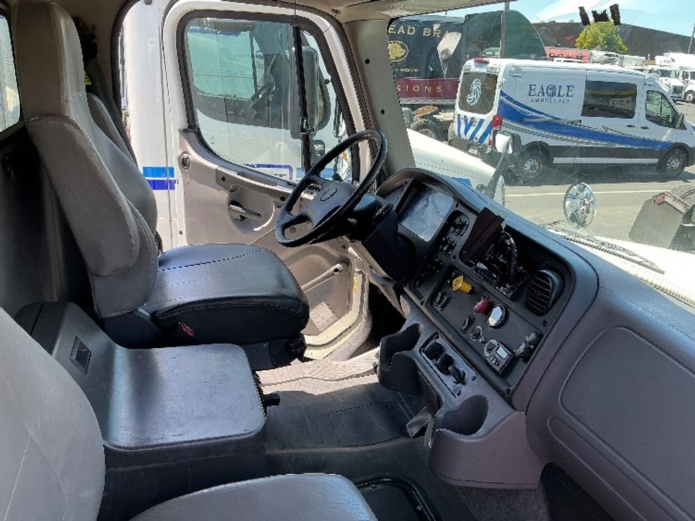 Medium Duty Box Truck-Light and Medium Duty Trucks-Freightliner-2020-M211264S-Sacramento-CA-325,527\n\t\tmiles-$ 84,500 - Image 22