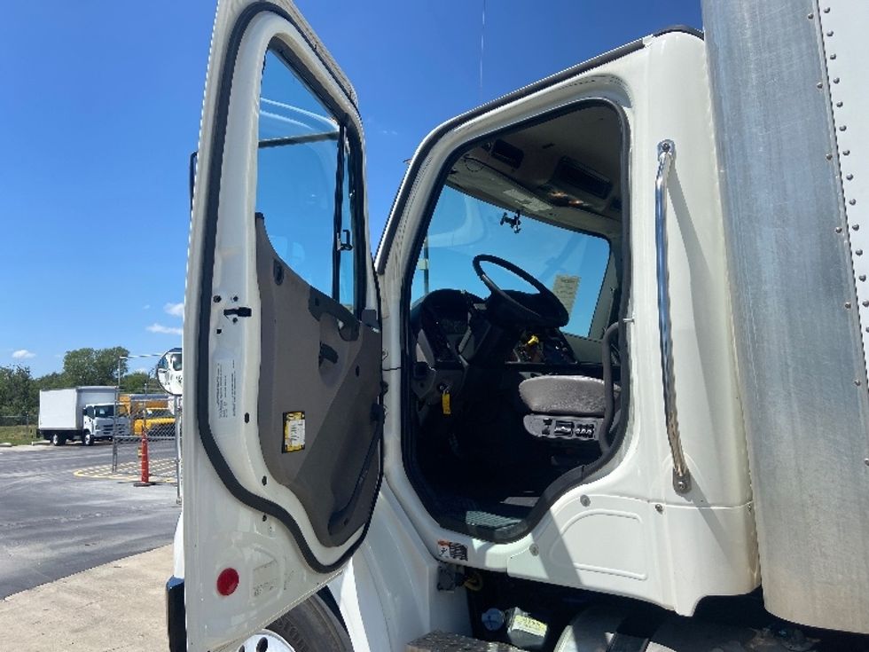 Medium Duty Box Truck-Light and Medium Duty Trucks-Freightliner-2020-M211264S-San Antonio-TX-292,653\n\t\tmiles-$ 86,000 - Image 16