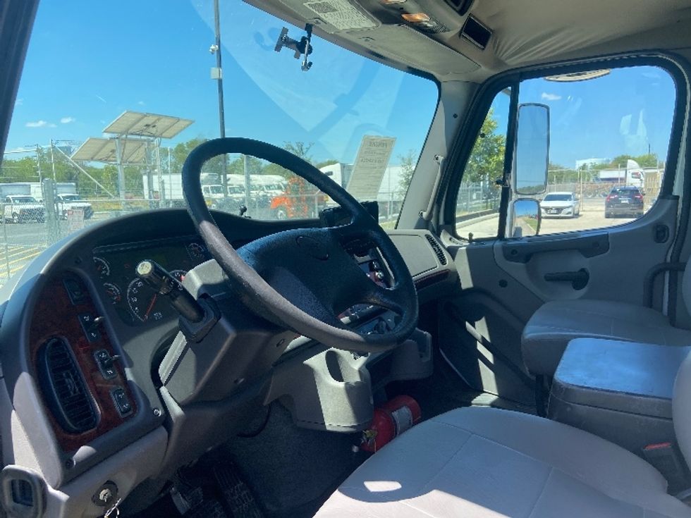 Medium Duty Box Truck-Light and Medium Duty Trucks-Freightliner-2020-M211264S-San Antonio-TX-292,653\n\t\tmiles-$ 86,000 - Image 17