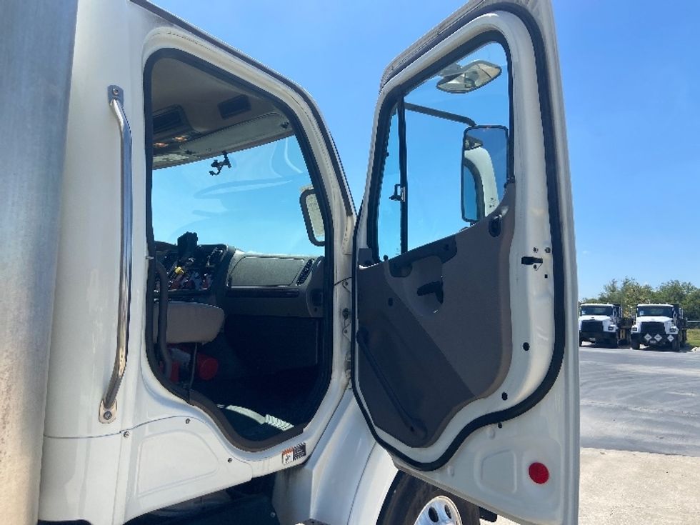 Medium Duty Box Truck-Light and Medium Duty Trucks-Freightliner-2020-M211264S-San Antonio-TX-292,653\n\t\tmiles-$ 86,000 - Image 20