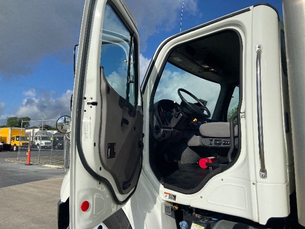 Medium Duty Box Truck-Light and Medium Duty Trucks-Freightliner-2020-M211264S-San Antonio-TX-334,645\n\t\tmiles-$ 79,250 - Image 16