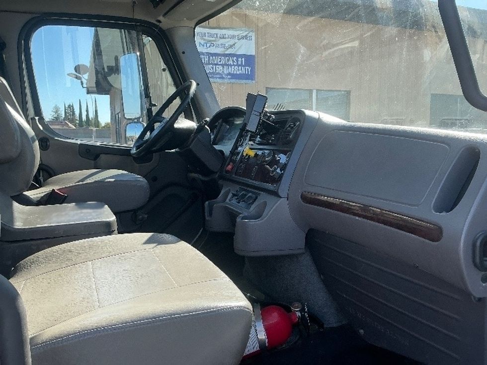 Medium Duty Box Truck-Light and Medium Duty Trucks-Freightliner-2020-M211264S-West Sacramento-CA-289,610\n\t\tmiles-$ 81,500 - Image 21
