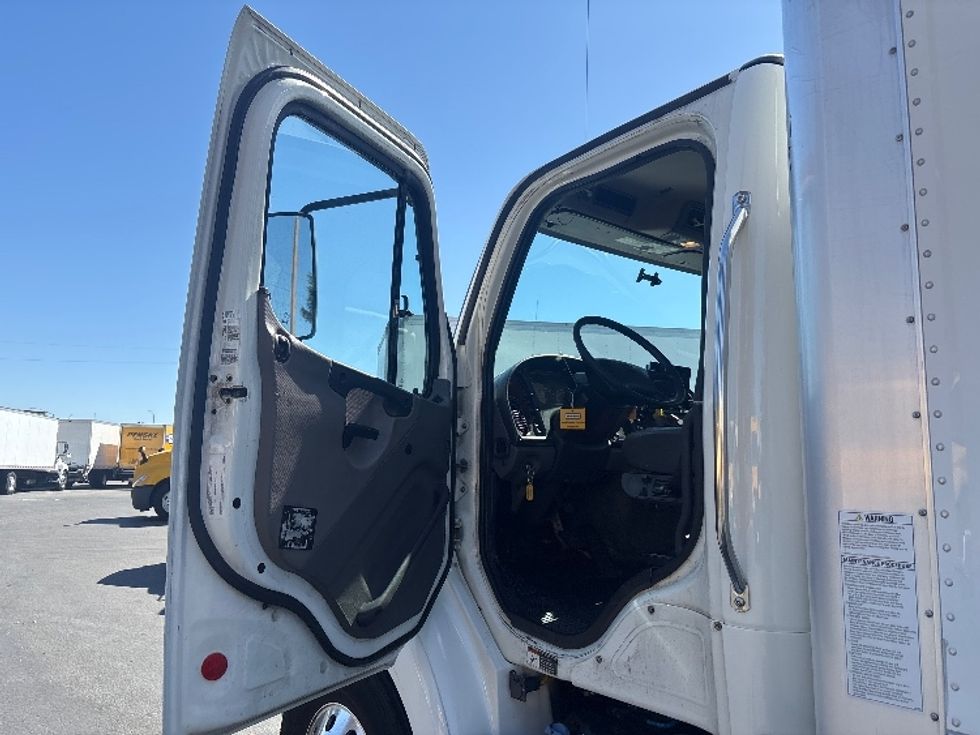 Medium Duty Box Truck-Light and Medium Duty Trucks-Freightliner-2020-M211264S-West Sacramento-CA-325,702\n\t\tmiles-$ 80,250 - Image 16