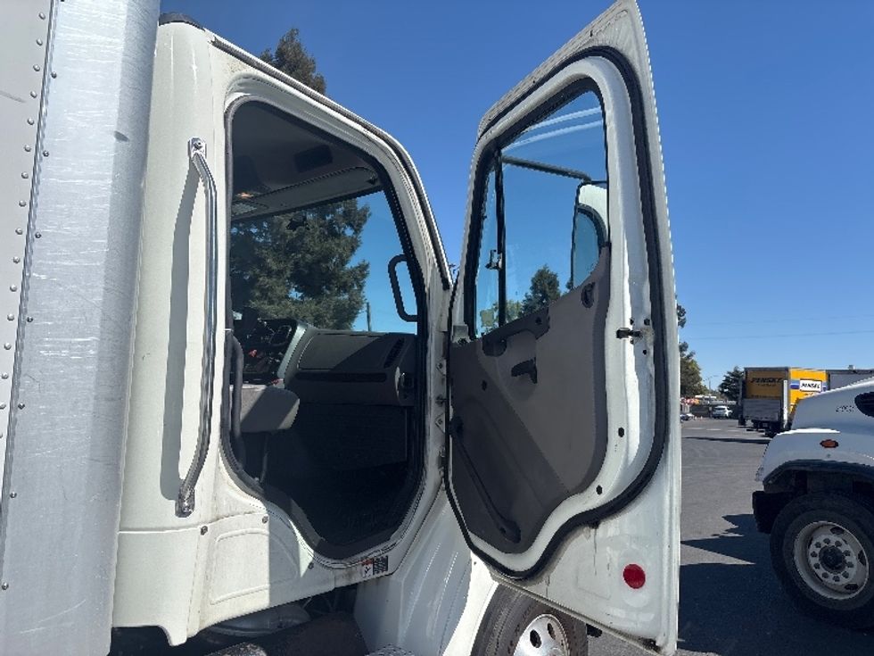 Medium Duty Box Truck-Light and Medium Duty Trucks-Freightliner-2020-M211264S-West Sacramento-CA-325,702\n\t\tmiles-$ 80,250 - Image 20