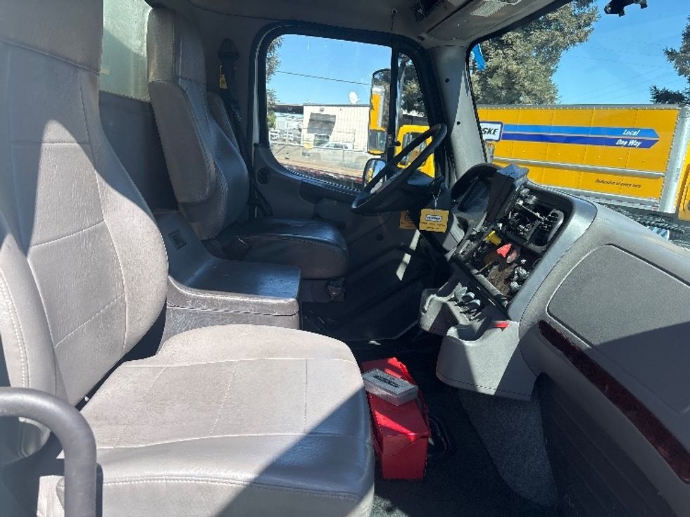 Medium Duty Box Truck-Light and Medium Duty Trucks-Freightliner-2020-M211264S-West Sacramento-CA-325,702\n\t\tmiles-$ 80,250 - Image 22