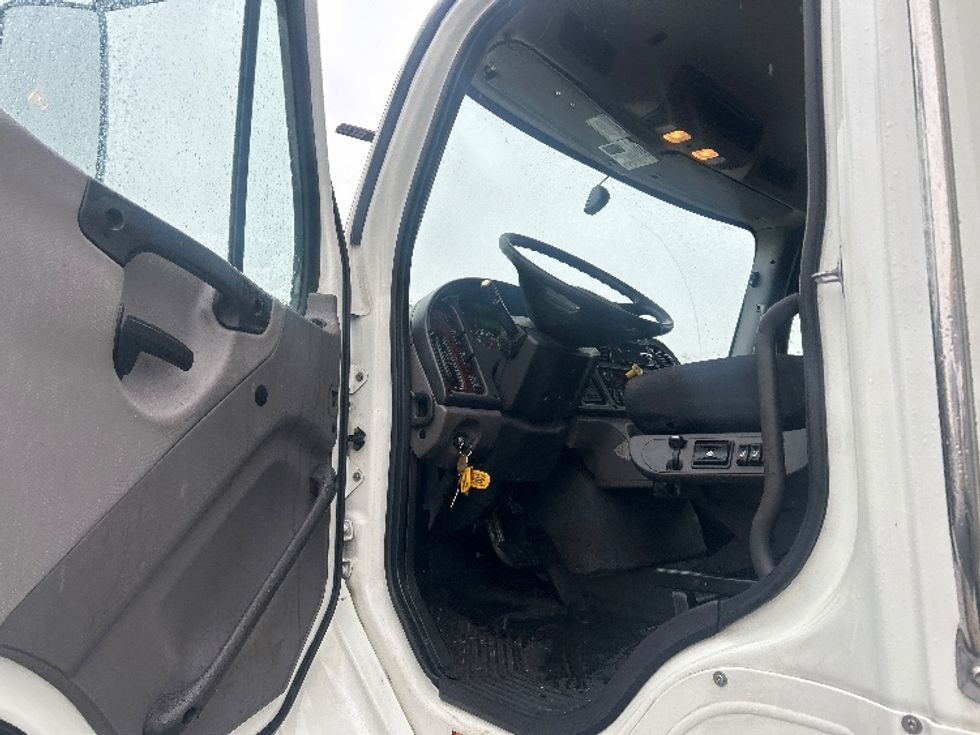 Medium Duty Box Truck-Light and Medium Duty Trucks-Freightliner-2020-M211264S-Windsor-WI-355,463\n\t\tmiles-$ 88,500 - Image 16