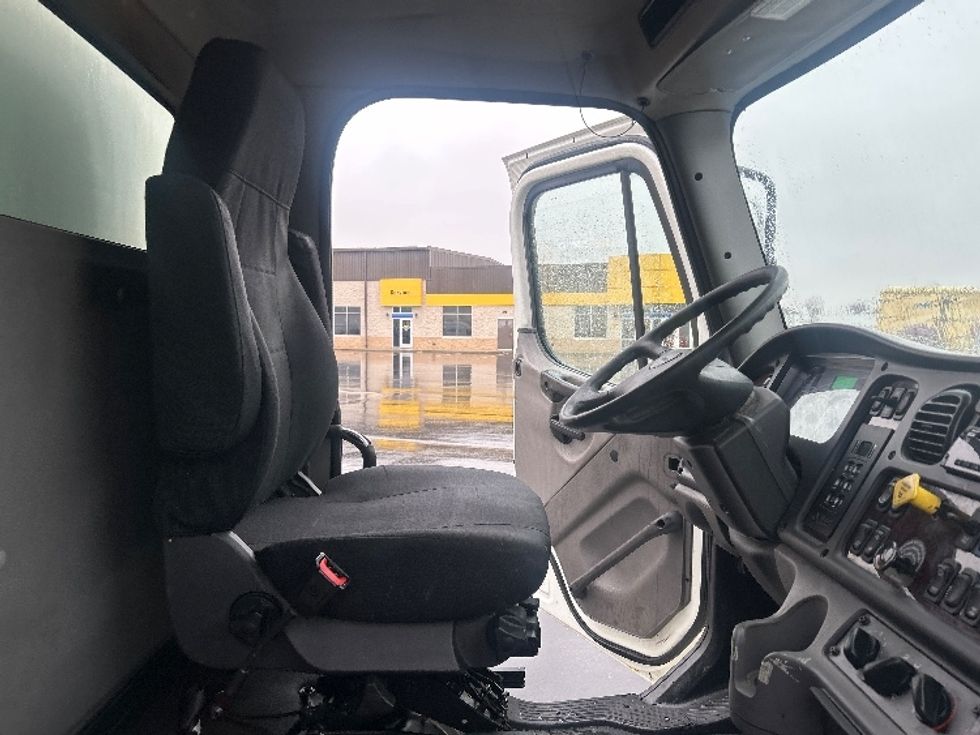 Medium Duty Box Truck-Light and Medium Duty Trucks-Freightliner-2020-M211264S-Windsor-WI-355,463\n\t\tmiles-$ 88,500 - Image 22