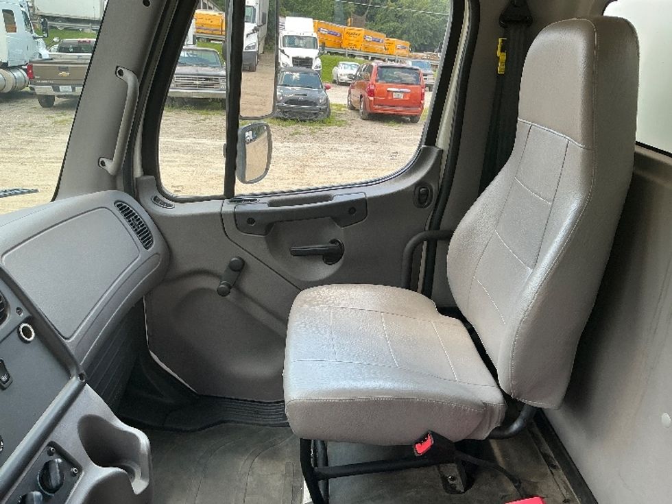 Medium Duty Box Truck-Light and Medium Duty Trucks-Freightliner-2021-M2-Asheville-NC-176,646\n\t\tmiles-$ 61,000 - Image 16