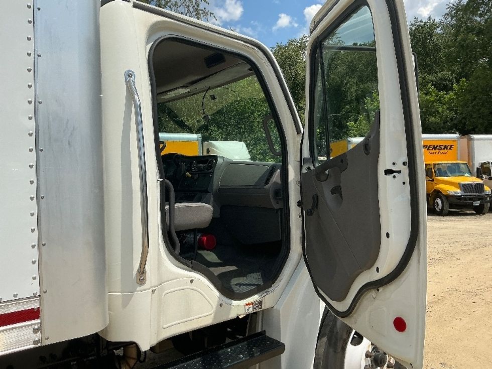 Medium Duty Box Truck-Light and Medium Duty Trucks-Freightliner-2021-M2-Asheville-NC-176,646\n\t\tmiles-$ 61,000 - Image 20