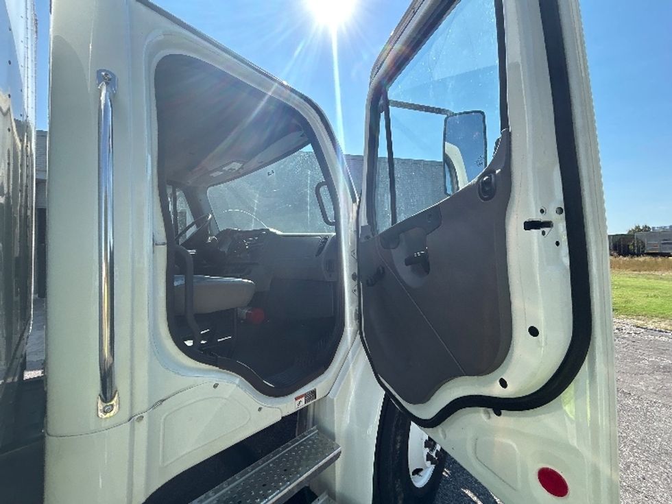 Medium Duty Box Truck-Light and Medium Duty Trucks-Freightliner-2021-M2-Birmingham-AL-103,846\n\t\tmiles-$ 76,250 - Image 20