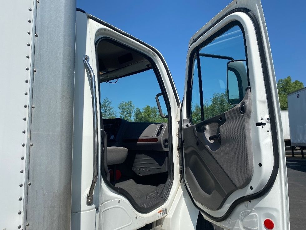 Medium Duty Box Truck-Light and Medium Duty Trucks-Freightliner-2021-M2-Brooklyn Park-MN-107,170\n\t\tmiles-$ 62,000 - Image 19