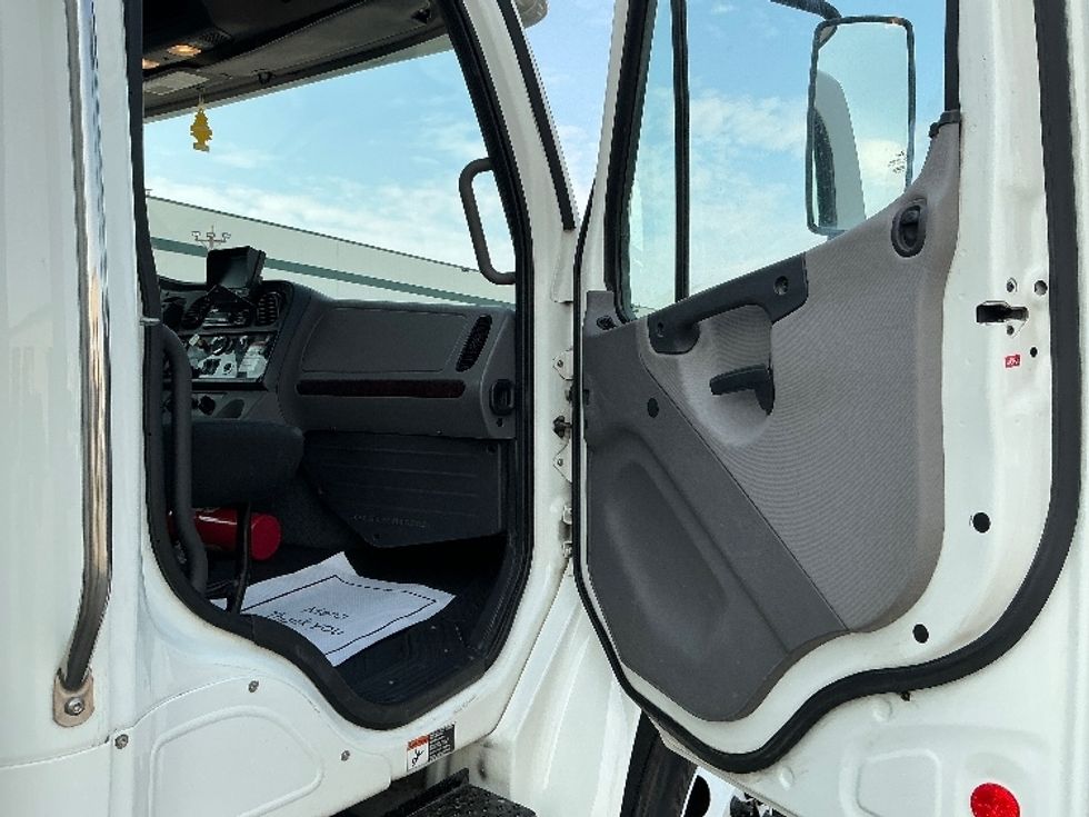 Medium Duty Box Truck-Light and Medium Duty Trucks-Freightliner-2021-M2-Calgary-AB-210,953\n\t\tkm-$ 70,000 - Image 20