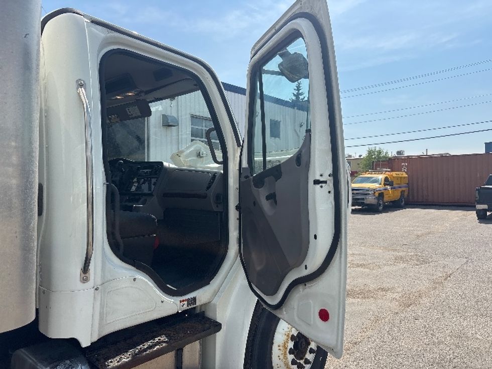 Medium Duty Box Truck-Light and Medium Duty Trucks-Freightliner-2021-M2-Calgary-AB-243,676\n\t\tkm-$ 67,000 - Image 19
