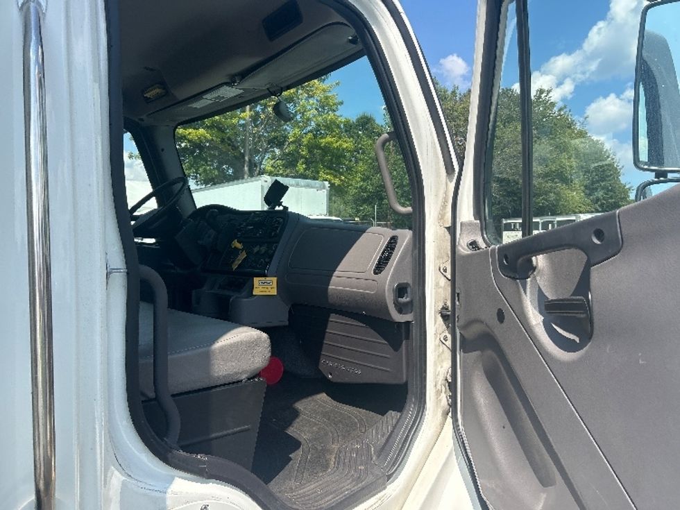 Medium Duty Box Truck-Light and Medium Duty Trucks-Freightliner-2021-M2-Concord-NC-158,079\n\t\tmiles-$ 50,750 - Image 19