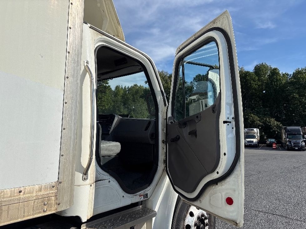 Medium Duty Box Truck-Light and Medium Duty Trucks-Freightliner-2021-M2-Concord-NC-293,603\n\t\tmiles-$ 41,500 - Image 19