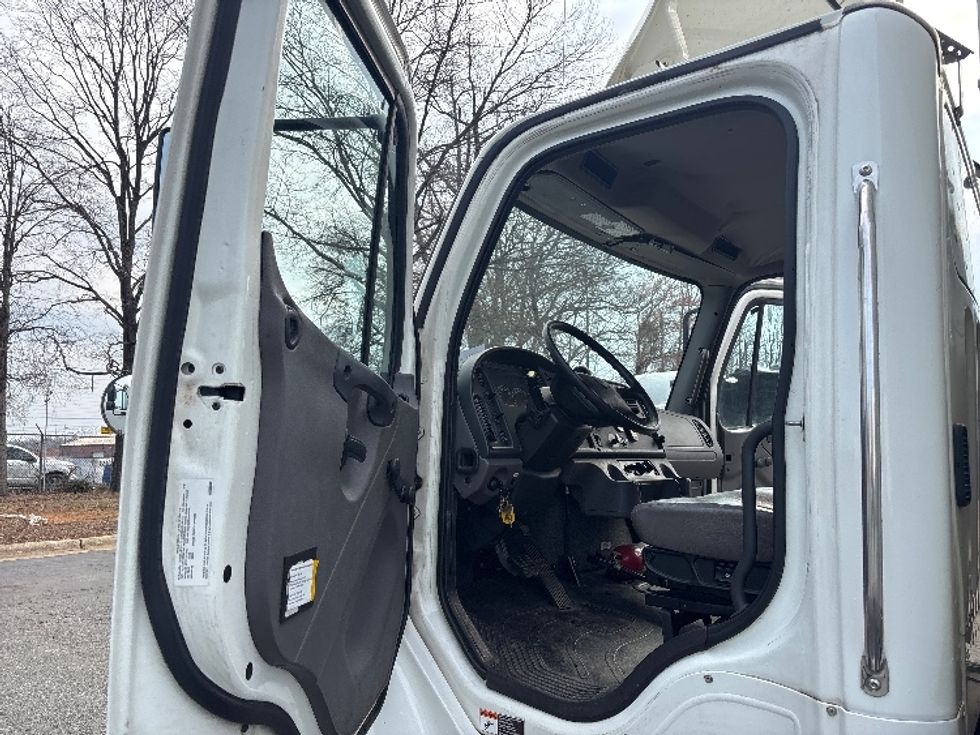 Medium Duty Box Truck-Light and Medium Duty Trucks-Freightliner-2021-M2-Concord-NC-310,621\n\t\tmiles-$ 34,750 - Image 16