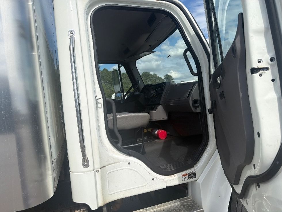 Medium Duty Box Truck-Light and Medium Duty Trucks-Freightliner-2021-M2-Decatur-AL-114,580\n\t\tmiles-$ 75,000 - Image 20