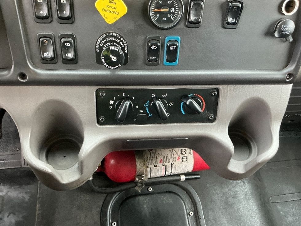 Medium Duty Box Truck-Light and Medium Duty Trucks-Freightliner-2021-M2-Elkhart-IN-61,915\n\t\tmiles-$ 68,250 - Image 25