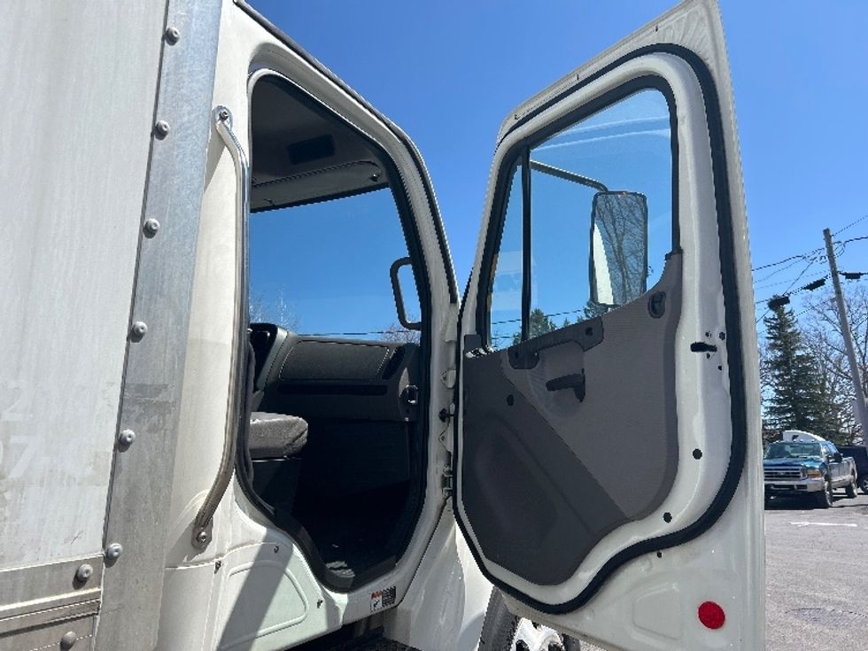 Medium Duty Box Truck-Light and Medium Duty Trucks-Freightliner-2021-M2-Hazleton-PA-283,170\n\t\tmiles-$ 40,750 - Image 20