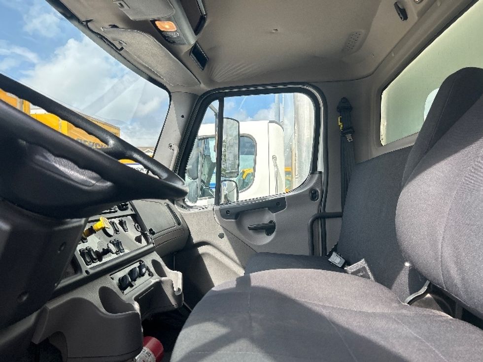 Medium Duty Box Truck-Light and Medium Duty Trucks-Freightliner-2021-M2-Houston-TX-125,351\n\t\tmiles-$ 65,750 - Image 19