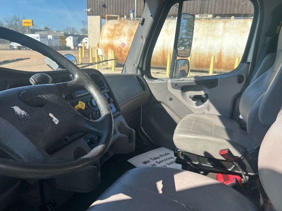 Medium Duty Box Truck-Light and Medium Duty Trucks-Freightliner-2021-M2-Jackson-MS-138,214\n\t\tmiles-$ 62,000 - Image 17