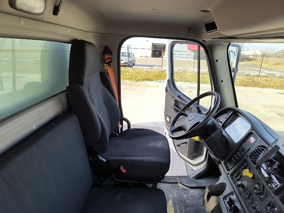 Medium Duty Box Truck-Light and Medium Duty Trucks-Freightliner-2021-M2-Millwood-WV-275,391\n\t\tmiles-$ 37,000 - Image 22