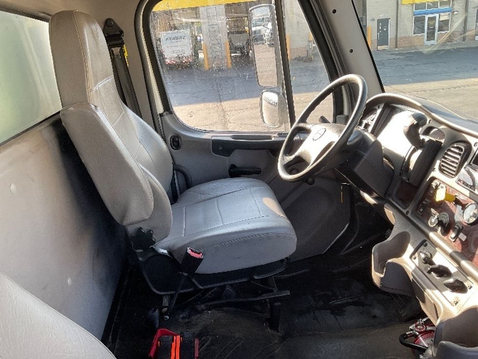 Medium Duty Box Truck-Light and Medium Duty Trucks-Freightliner-2021-M2-Milwaukee-WI-317,217\n\t\tmiles-$ 33,250 - Image 22