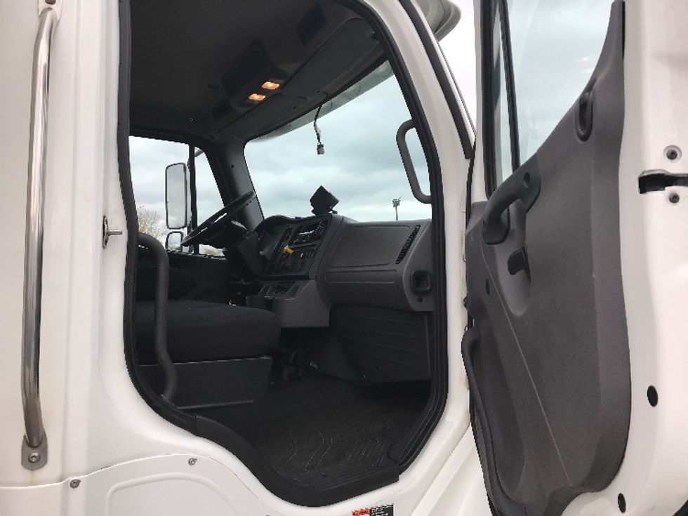 Medium Duty Box Truck-Light and Medium Duty Trucks-Freightliner-2021-M2-Montreal-PQ-360,026\n\t\tkm-$ 78,750 - Image 20