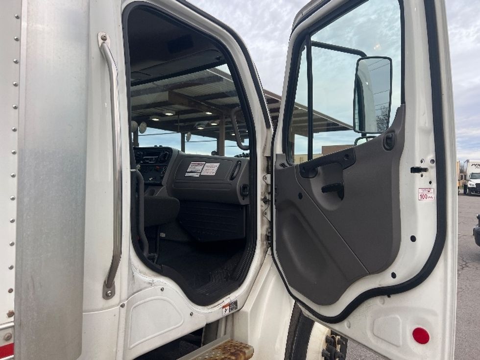 Medium Duty Box Truck-Light and Medium Duty Trucks-Freightliner-2021-M2-Rochester-NY-198,652\n\t\tmiles-$ 46,000 - Image 20