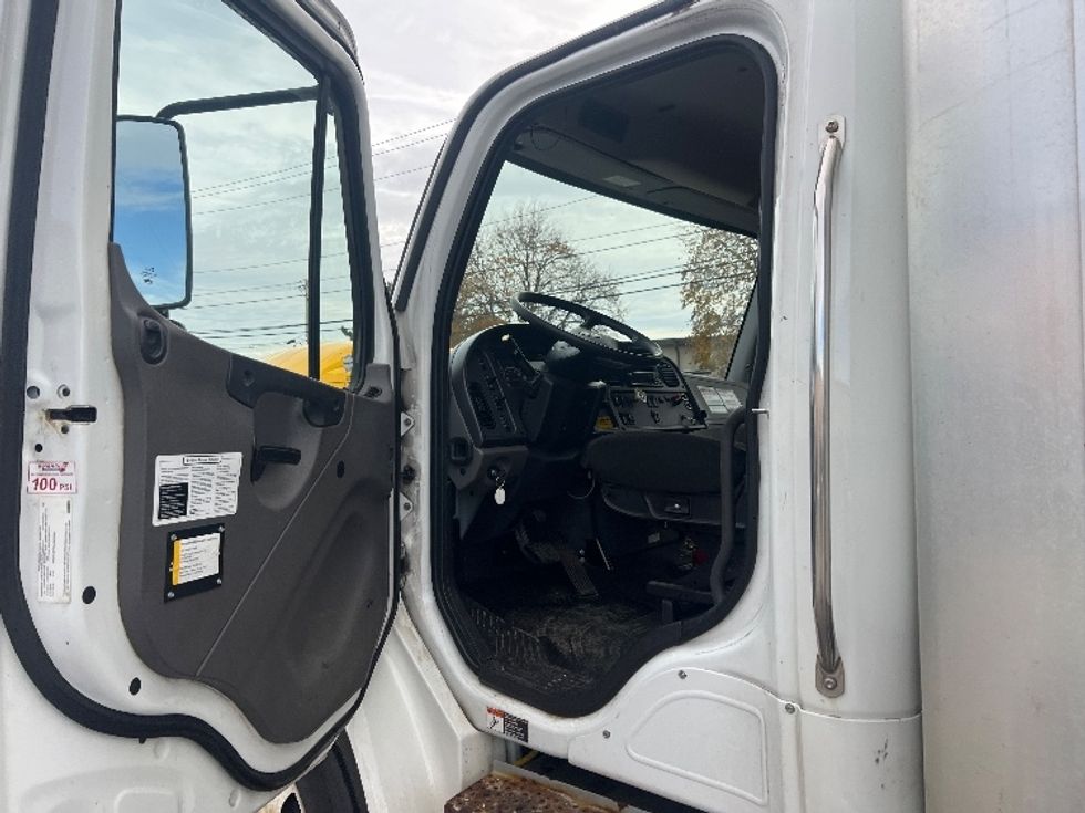 Medium Duty Box Truck-Light and Medium Duty Trucks-Freightliner-2021-M2-Rochester-NY-203,511\n\t\tmiles-$ 45,250 - Image 16