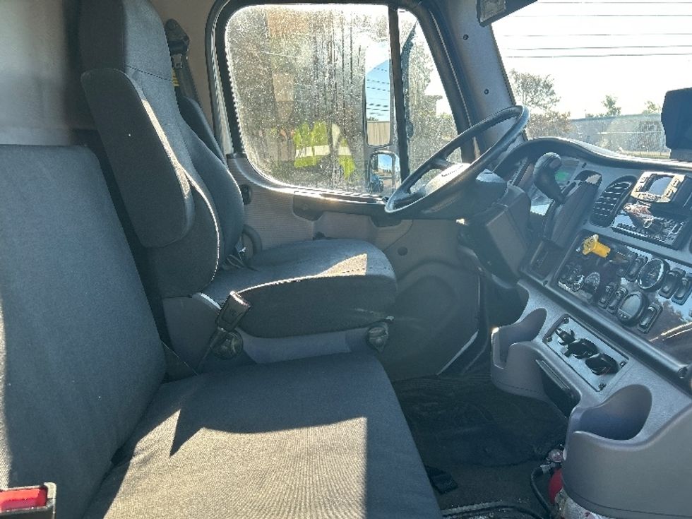 Medium Duty Box Truck-Light and Medium Duty Trucks-Freightliner-2021-M2-Rochester-NY-210,002\n\t\tmiles-$ 47,250 - Image 22